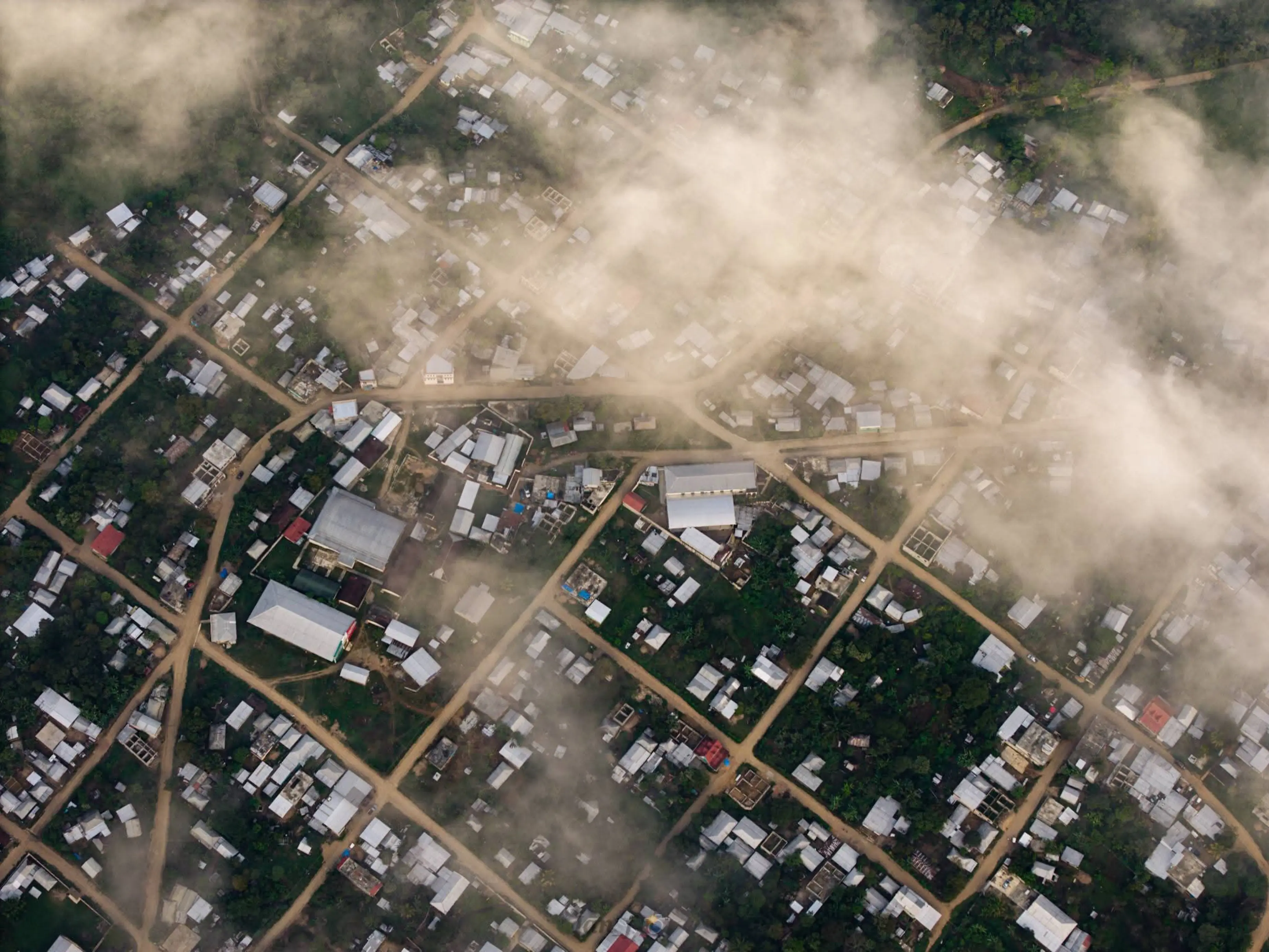 Vista aérea de El Censo entre la neblina