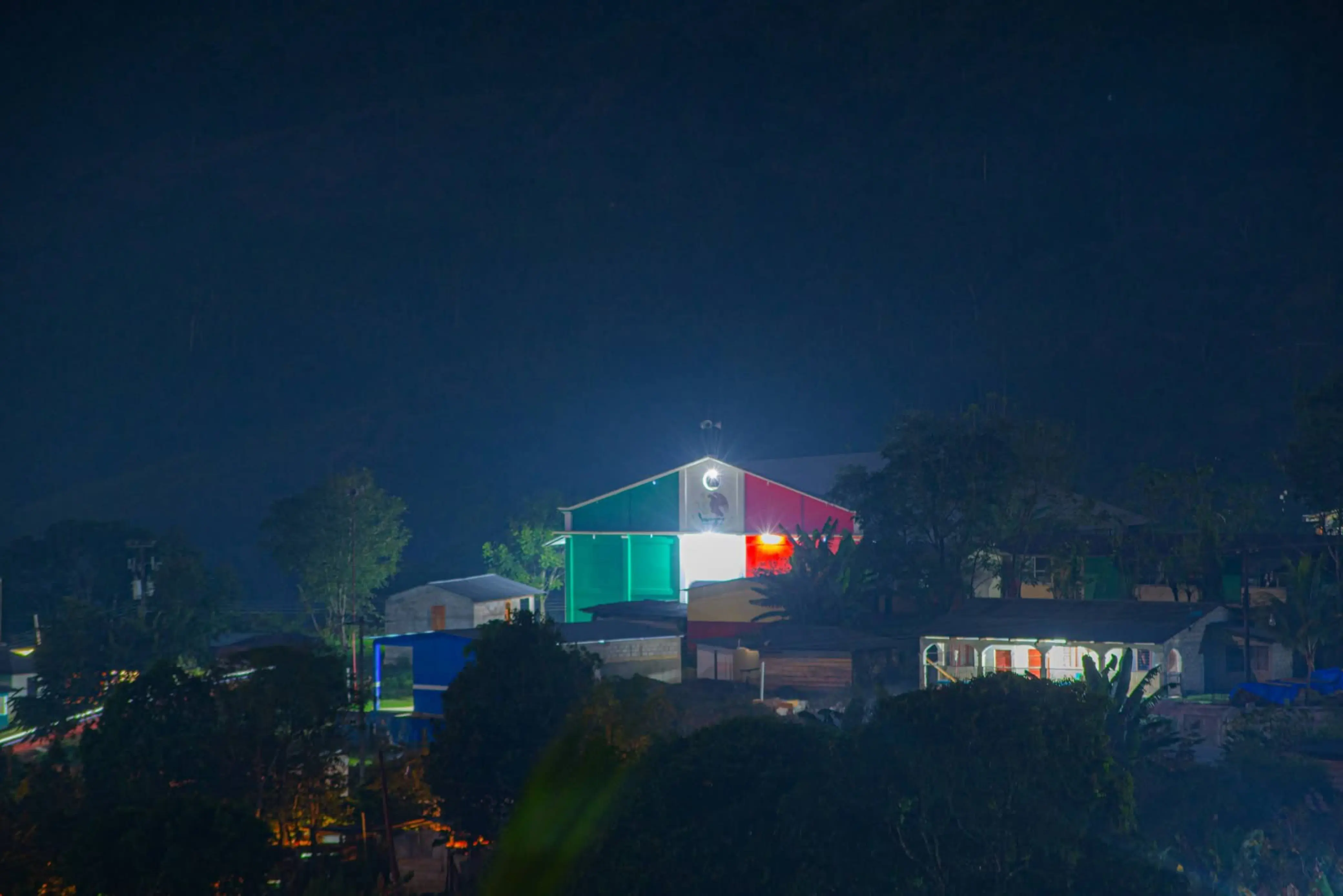 Vista nocturna de un espacio comunitario de El Censo